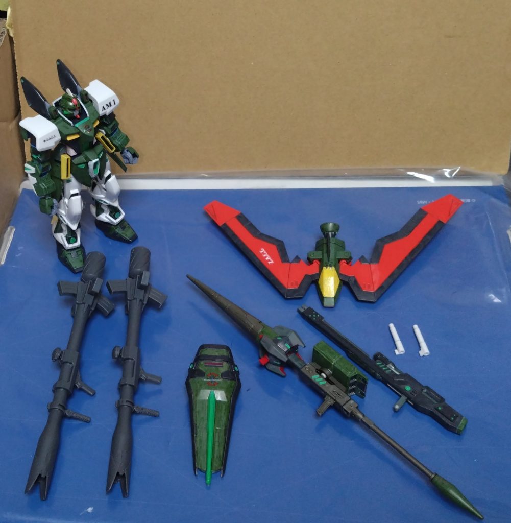 ここまで紹介したザフトレイですが、動力は一般機と同じバッテリー駆動。運動性が高い一方で使用する武装が多い分、使用する武器によりエネルギーの消費が早いのがデメリットになります。 あと一つ紹介していないモノがあります。それは専用のストライカーです。そのストライカーはザフトレイが起こす事故を止める為、ZTT隊が手元にあった急造パーツやプラント上層部が連合から入手した技術を利用して開発したモノ。 詳しい紹介の前に、ストーリーで登場させようと思います。