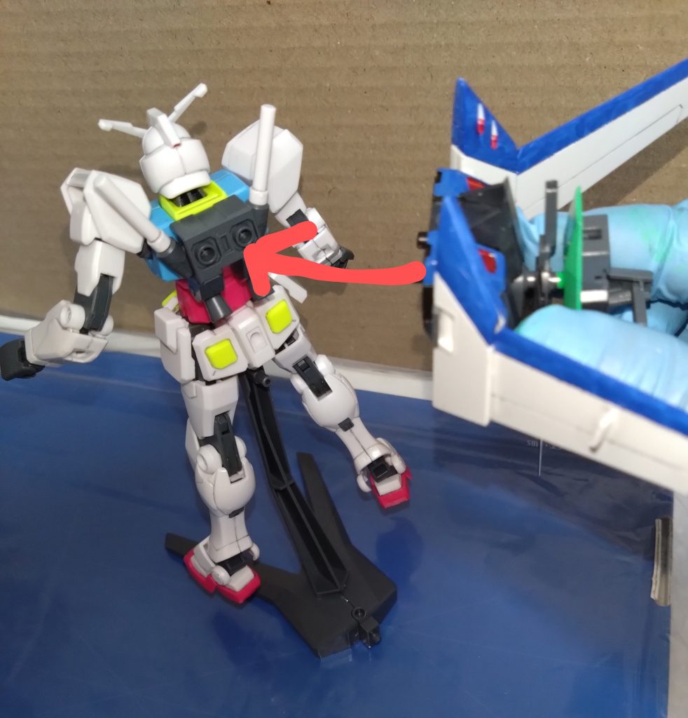 合体は簡単。本機の背中に合わせてジョイント穴にハメるだけ。ムラサメのバックパックとはいえ、改造無しで簡単にハメられます。