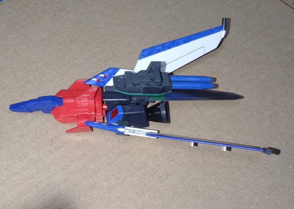 Ｇアーマーの形態の一つ『Gスカイ・イージー』みたいに、コアファイターと合体することで運用できる。『スカイグラスパー』みたいに空中でストライカーを分離し、ベースガンダムとドッキングする。戦闘中での合体を想定したストライカーでもある。この時のコアファイターのパイロットですが、『スレッガー・ロウ』を意識してます。 「ガンダムちゃん、お届け物だよぉ」「スレッガー中尉！？」 ↑こんな感じで、ガンダムのピンチに現れるかもしれませんね。こちらのコアファイターとの合体ですが、HGのGアーマーのパーツが必要になります。