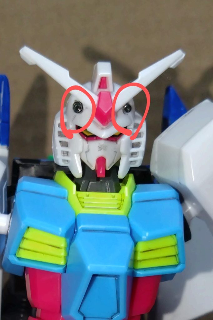 頭部バルカン砲内部火器兵装。一般のバルカンと変わらない威力。