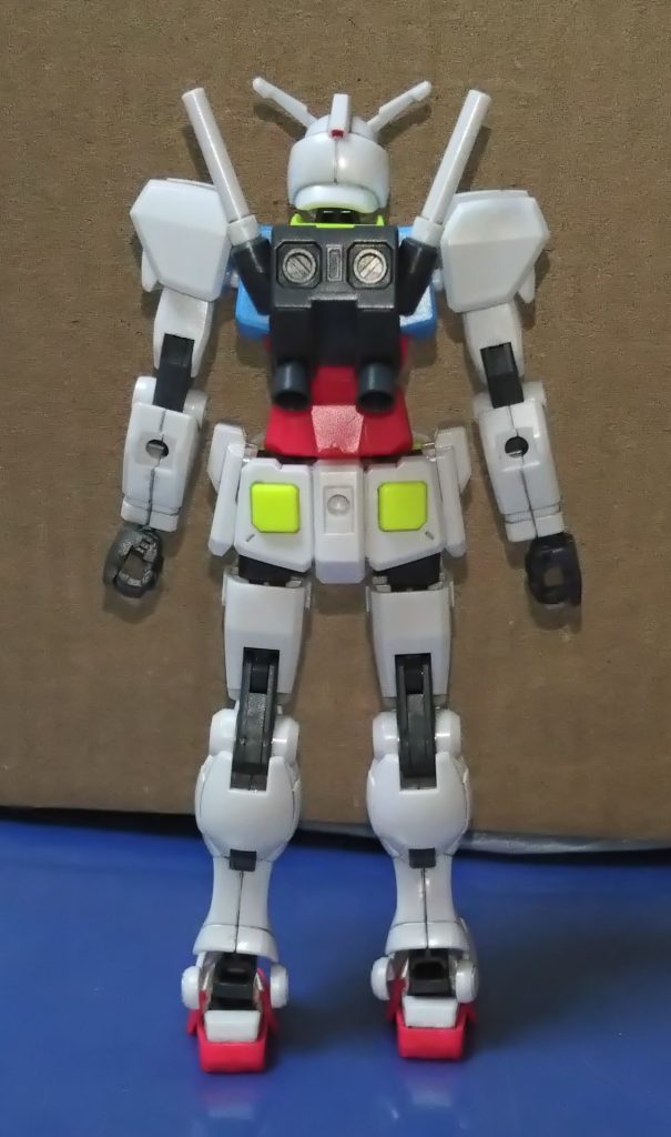 まず、本機から説明。GBN-ベースガンダムそもそも、このガンプラはGBN運営の警備ガンプラでゲームマスタークラスの上位管理者が使用するという機体。『GBN-ガードフレーム』という機体にガンダムタイプの外装を交換させたとのことですが、ファーストに似せたのは『アムロ・レイが見せた超人的な活躍をもって感動と興奮を与える』というコンセプトからこの姿になったようです。本来のファーストガンダムことRX-78-2が今風にアレンジされた見た目になっていて、自分はかなり好きなスタイルです。