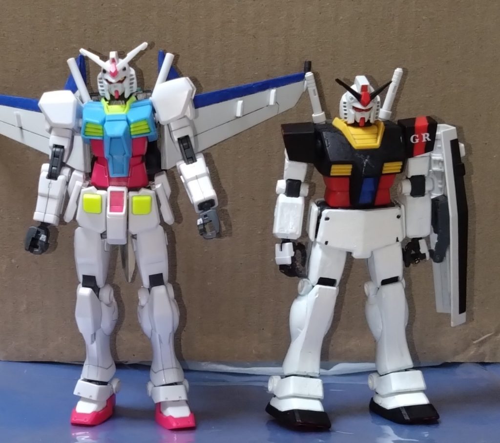 前に投稿したGRガンダムと並べてみました。新旧って感じで、かなり差があります。