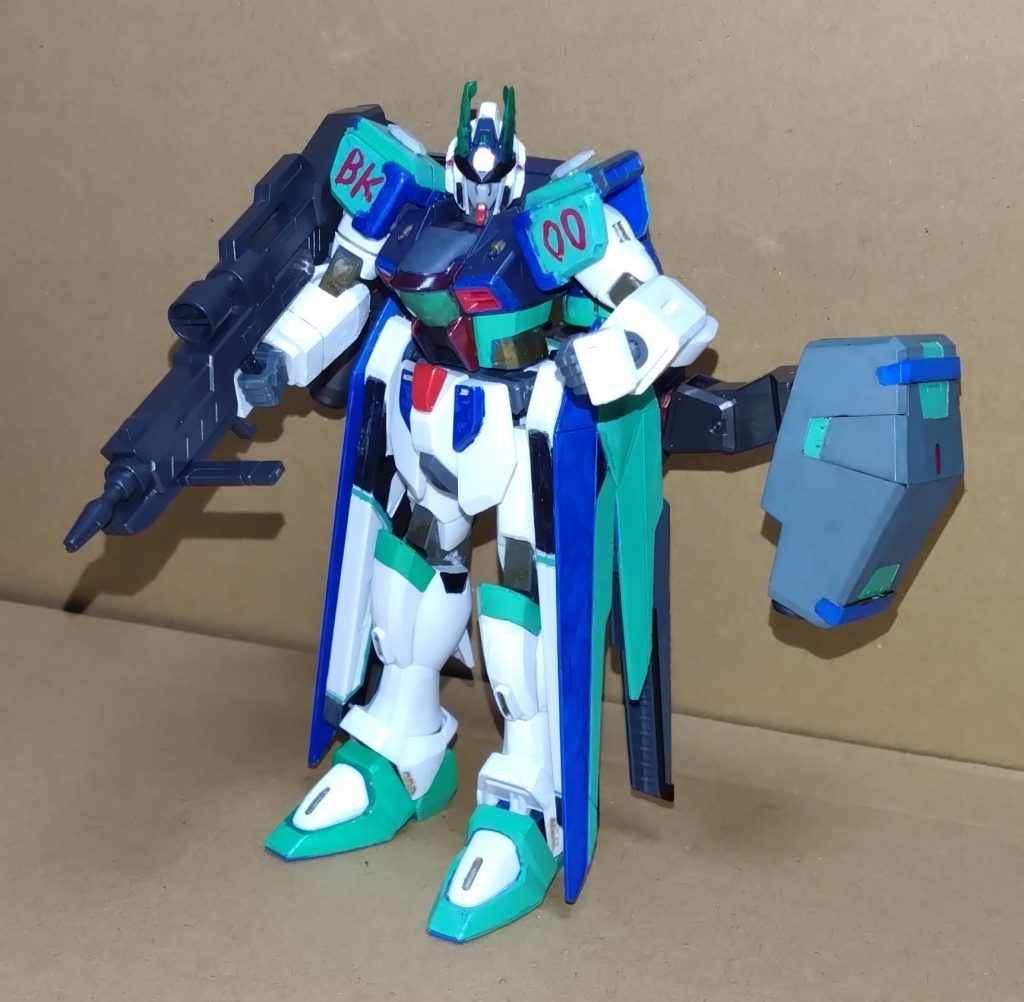 オマケ。外せるヴァーチェパックは他の機体に装備可能です。例として新メンバーのリオのファイナルラストニッパーに装着してみました。この機体の場合、ライフルのケーブルの長さの関係で背中ではなく腰に装着する形となります。 では、今回はここまでとなります。次回も宜しくお願いします。