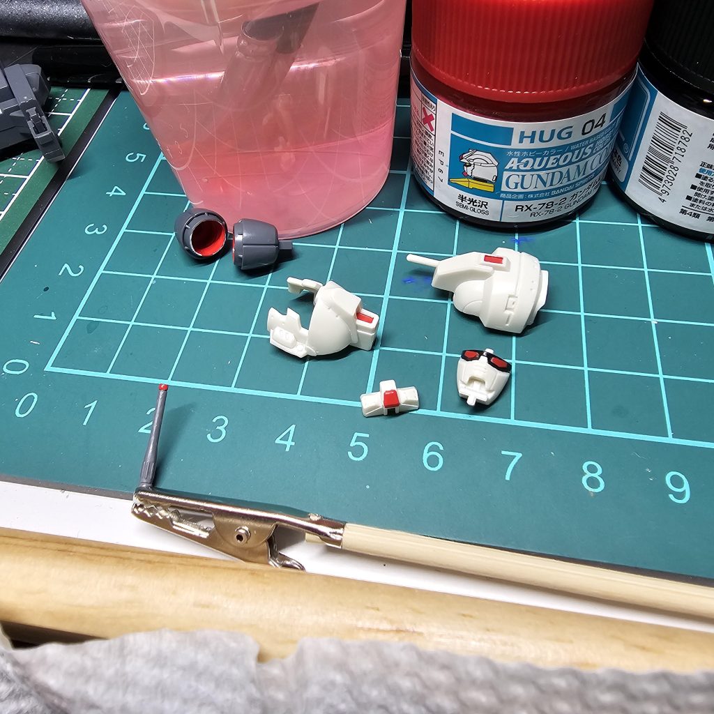 部分塗装は頭のアンテナ、目、顎、センサーとバーニア、シールドの持ち手部位等を簡易的に水性ホビーカラーを筆塗り