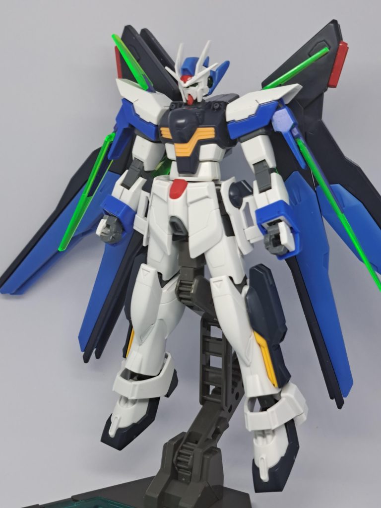 一番はじめの試し組みです。パーツ構成頭:ガンダムダブルオーダイバーエース胸:クロスボーン・ガンダムX1腕:ガンダムAGE-FX脚:ガンダムダブルエックスバックパック:ライジングフリーダムガンダム(この時はまだストライクフリーダムの機動兵装ウイングを使用しています。)標準装備:ツインバスターライフル(ウイングガンダム0)、DX専用ライフル(ダブルエックス)、ビームキャリーシールド(∞ジャスティス)