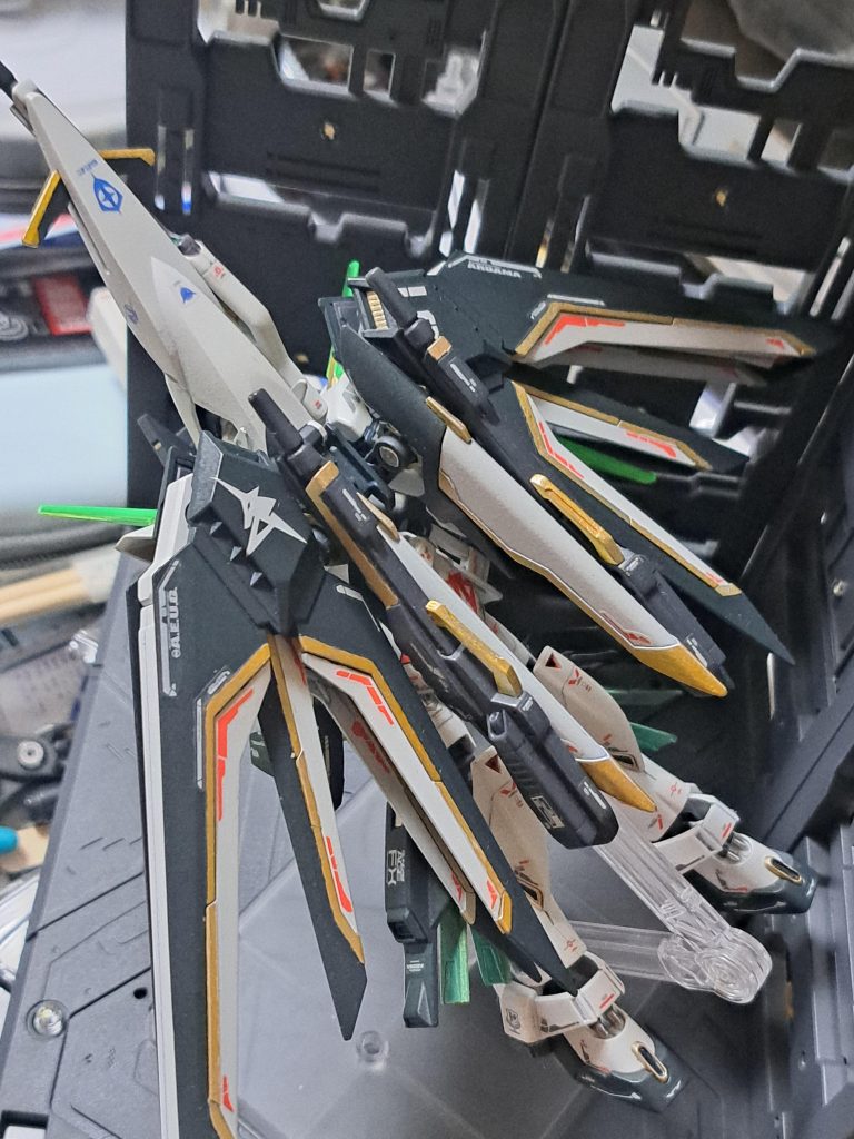 MA形態に変形。単独での大気圏内超高速飛行や大気圏突入はおろか星間飛行でさえ可能となる。これがやりたくてライジングフリーダムのバックパックを採用しました。ツインバスターライフルとDXライフルはネオジム磁石でマウント。シールドは下側で胸部前面を覆っています。この形態によるフルバースト(主要射撃兵装一斉発射)やトランザム、FXバーストも可能。