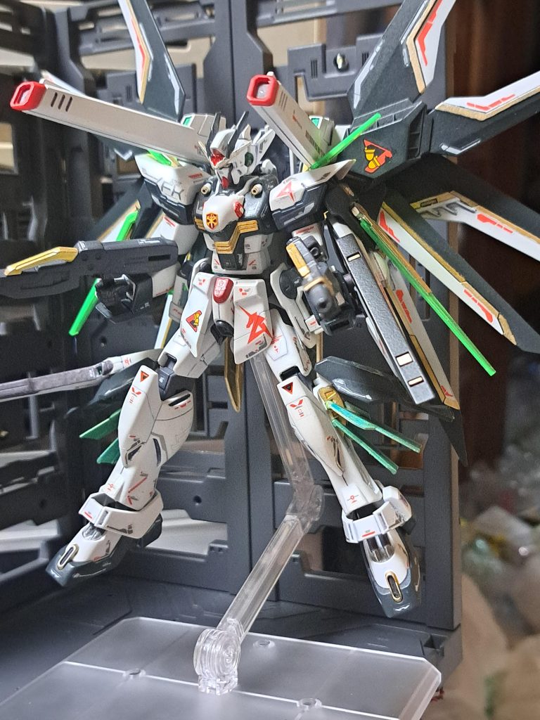 ハイマットフルバースト!全ての射撃武器同時発射の超強力な決め技です。射撃武器は400mm超高インパルス砲 シュトゥルムスヴァーハー(ライジングフリーダム)、ツインバスターライフル(ウイング0)、DX専用ライフル(ダブルエックス)、胸部ビーム・ガン(クロスボーンX1)を装備。