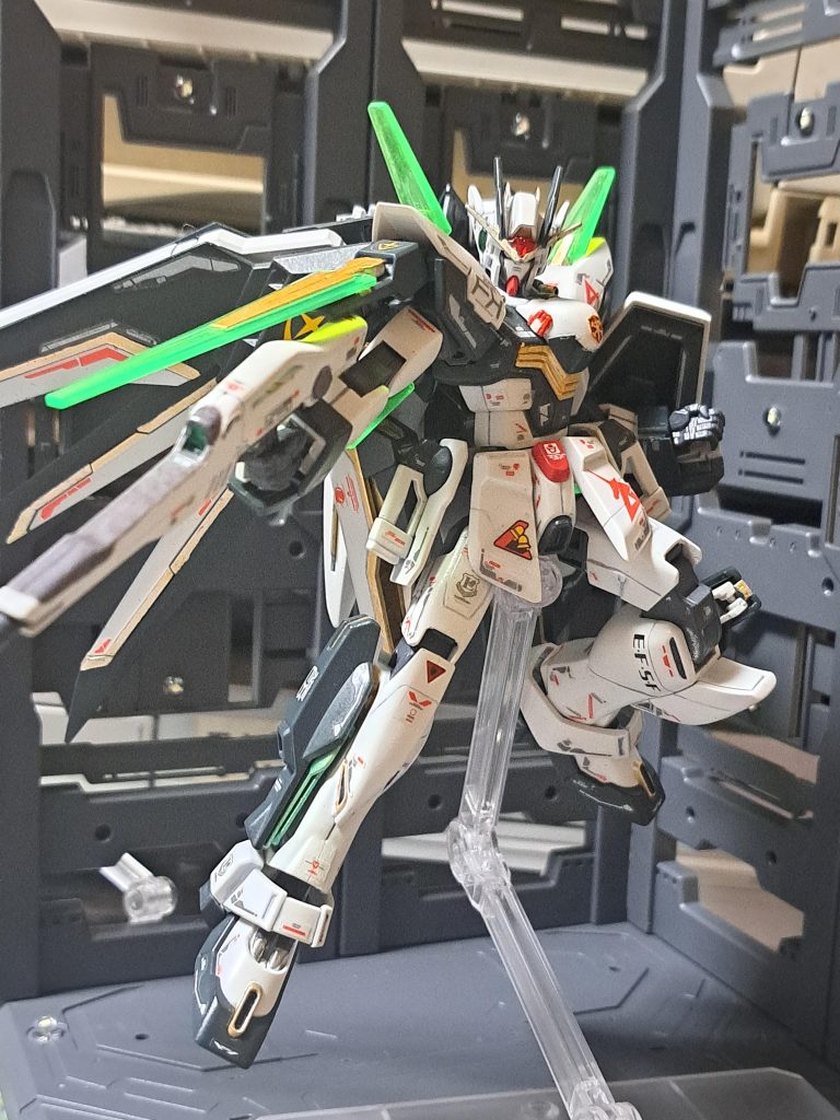 SEED撃ち!やはり映えますね。通常戦闘はライフル(DX)と胸部ビーム・ガン(クロスボーンX1)、2種のビームサーベル(クロスボーンX1とダブルエックス)が主な武器となります。