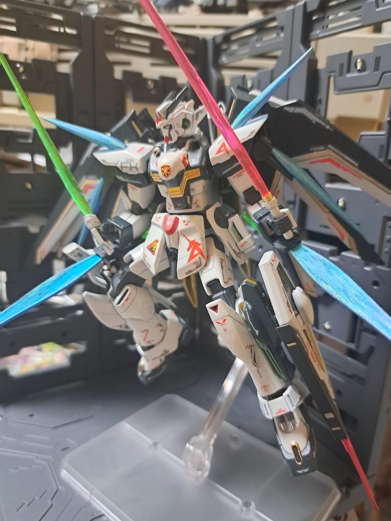 トランザムバースト!トランザムとFXバーストの併せ覚醒です。バースト中はファンネルの基部からビーム刃を展開します。格闘武器は腰部の大型ビームサーベル(ダブルエックス)、胸部ビームサーベル(兼ビーム・ガン、クロスボーンX1)、腕部ビームソード(FX)を装備しています。Cファンネル(FX)による遠隔攻撃も可能。また、ビームキャリーシールド(∞ジャスティス)を脚部にマウントすることにより、ビーム刃による蹴撃や蹴りによりビームブーメランを飛ばすことも出来ます。非常に細かい部分ですが、肩部ビーム・ガンをネオジムにより脱着式にすることにより、ビームサーベルの抜刀状態を再現しています。