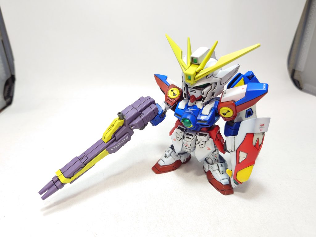 ほとんどマスキングで塗り分けました大好きな機体なんでスジボリし直し、アンテナを尖らせて肉抜き穴を埋めたりと結構苦戦しましたけど格好良く出来ました💪墨入れしたあとにRGウイングガンダムゼロ用のデカールをそれっぽく使って飾りました