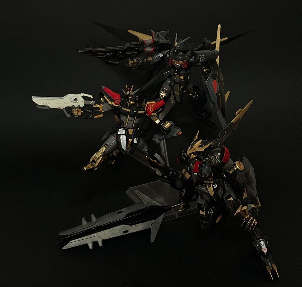 名付けて『黒いヤツら』3機そろいました。部隊マークはカイラスギリー所属隊、パーソナルマークはシュラク隊のもの、どちらもVガンダム武器セット付属のシールです。『黒いツメ』のコクピットの鉄華団のマークは、あえて埋めています。