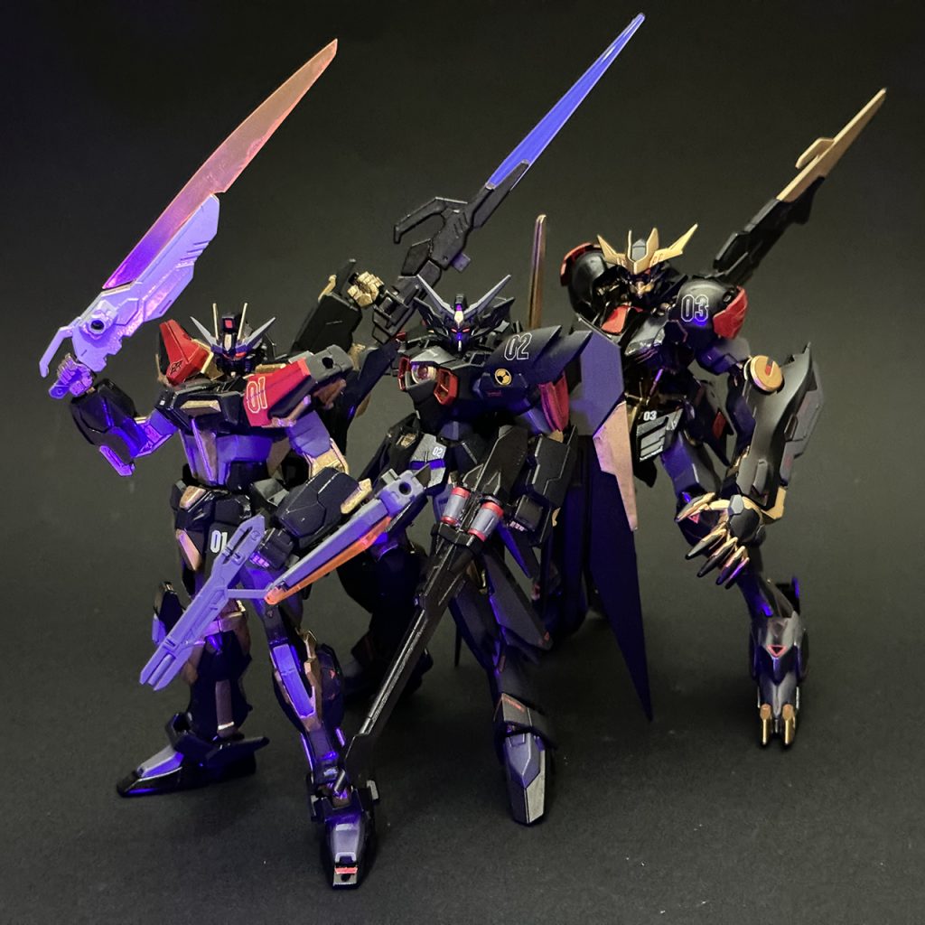 最後にUVライトをあてて撮影。タイプの全く異なるガンダムも、カラーリングとデカールをそろえるとチームに見えちゃうのは楽しいですね。3機でもっといろいろ撮りたいところですが、今日はここまで。ご覧いただきありがとうございました。