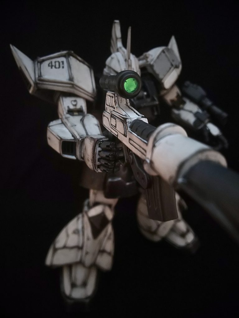 新型ビームライフル。ビームマシンガン同様ボディカラーに合わせて白を入れました。