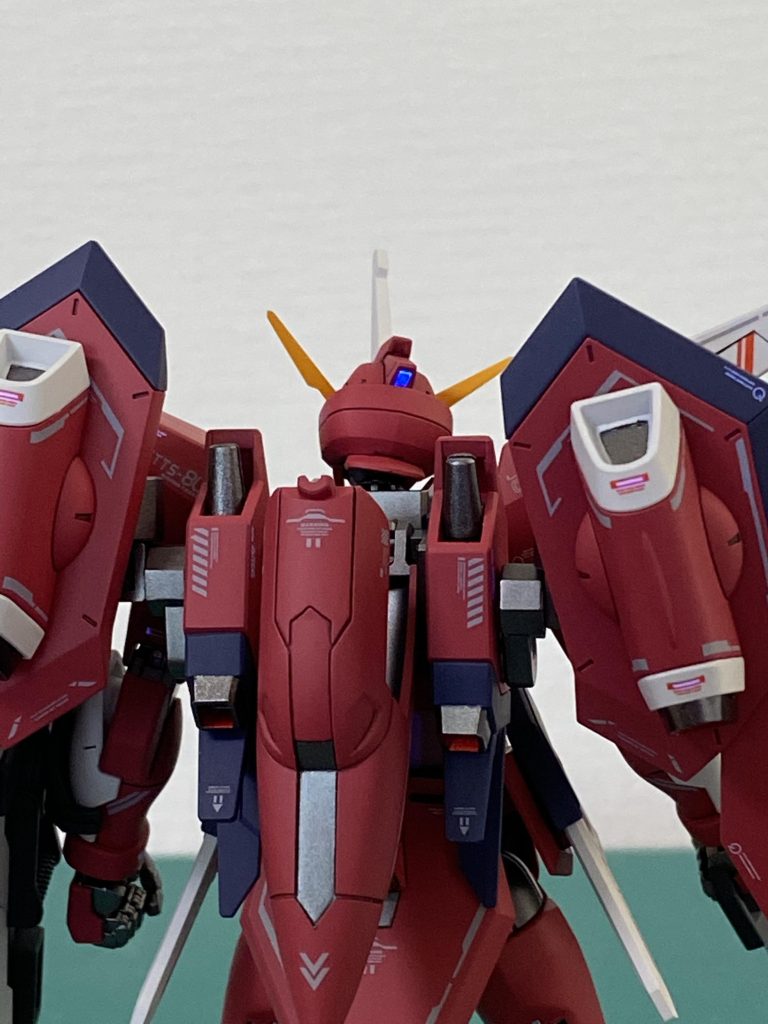 たまごの容器をセンサーのかたちに切り出して、蛍光塗料で塗装して発光するようにしました。