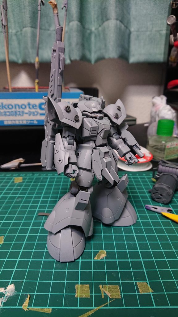 サフです!画像右奥のミサイル(ほぼ見えておりませんが、、、)はmsgのミサイルポッドです、合わせ目を消すのが大変でした。塗装のカラーは薄緑部:クレオス:msグリーン深緑部:クレオスmsディープグリーン間接:クレオスニュートラルグレーセンサー、モノアイ:クレオスシャアピンク ほぼ素立ちの写真しかありませんが、ここまで見てくださってありがとうございます。