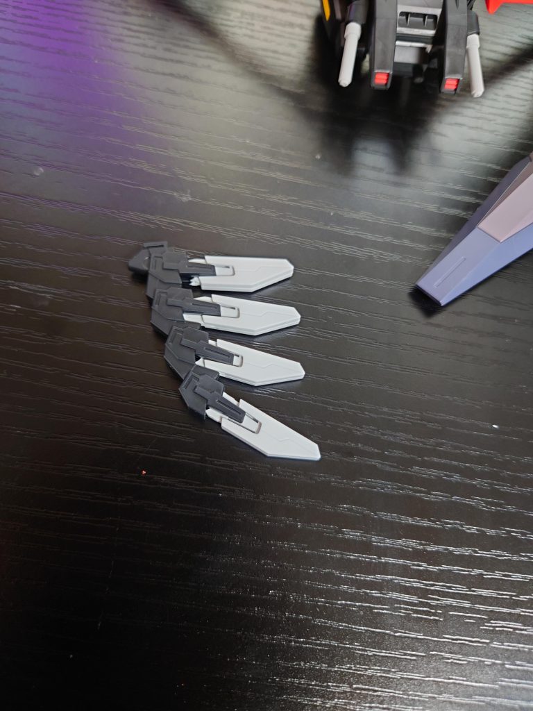 ちなみにセットガンプラのこれはちょちょいとして取り外し可能にしました、意外と簡単でしたね。