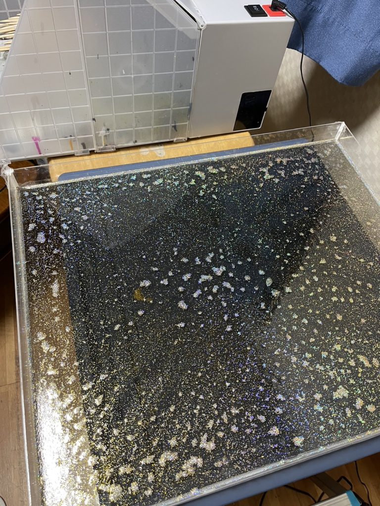 ラメをぶちまけラメを散らしました💦ですが硬化していく過程でダマに😮💨