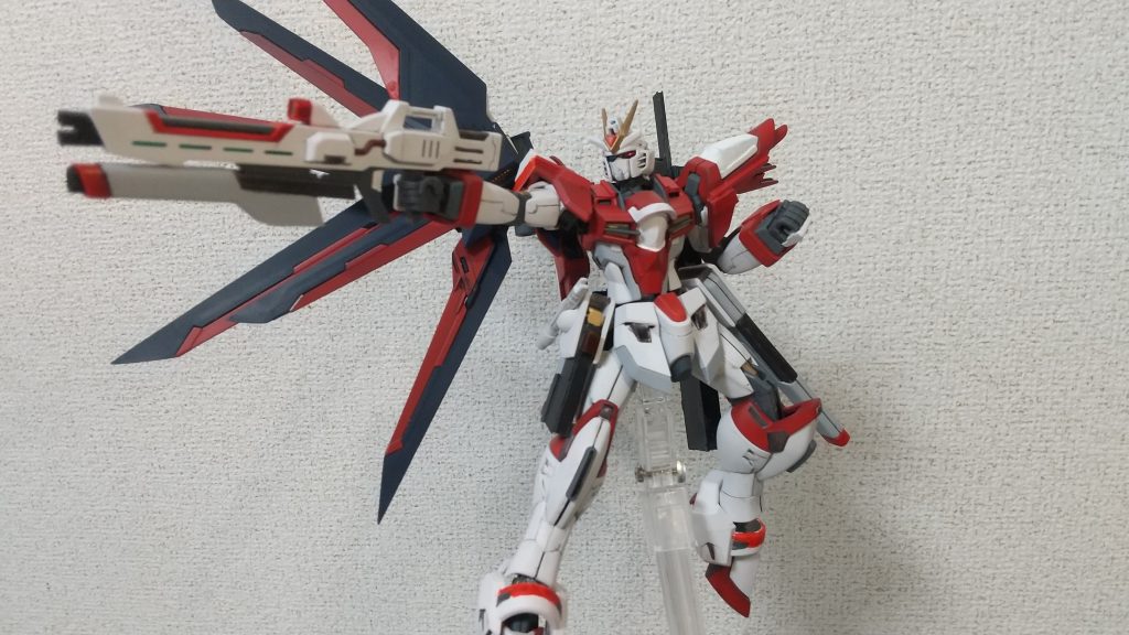 seedポーズ的なの。右レールガンはライフルの下部につけて弾数は少ないが実弾が撃てる。