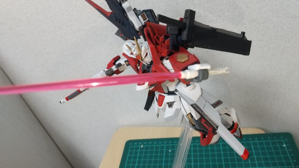 ライジングフリーダムの特徴である背中の翼を右へ、肩のスラスターを左に集中させるという左右非対称の改造がされており、これにより重心を偏らせたトリッキーな機動を可能としている。