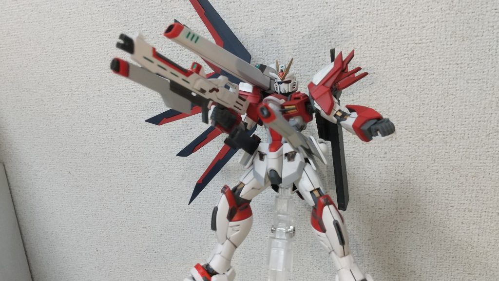 フルバースト状態。ライフル。ライフル下部と左腰ヴァイパー３レールガン、右腰のヴァイパー３ショートレールガン。バックパックのシュトゥルムスヴァーハー、頭部シュラークファングBlack7の合計７門