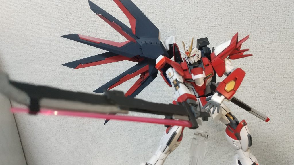 「日輪」には片手で扱いやすい形態とデスティニーの様に伸縮する事で対艦刀の用に実体とビームの両方の性質を併せ持つ形態にもなれる。