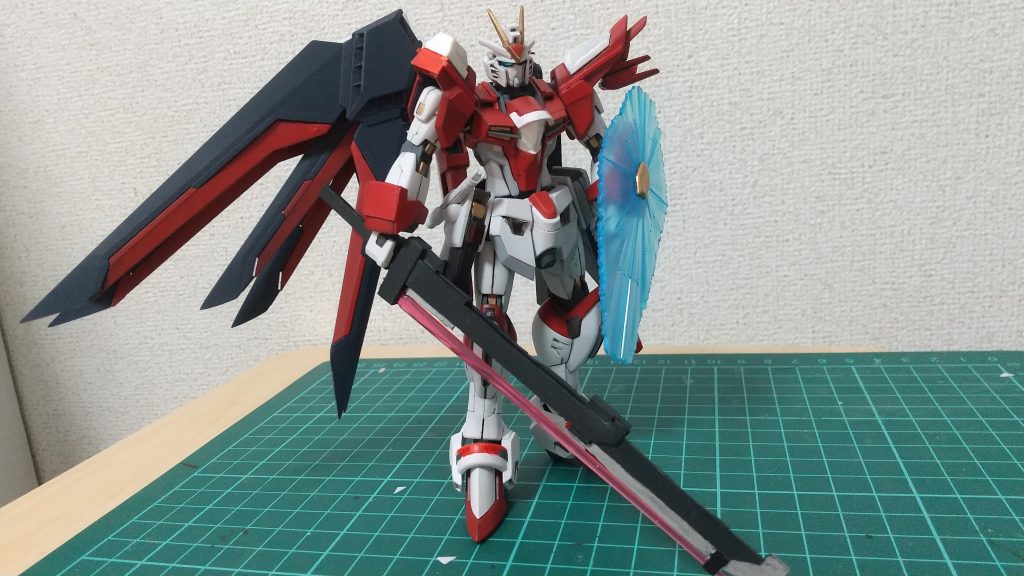 元々は両腕にあったインフィクタスビームシールドは右腕の破損により左腕でしか使えなくなっている。