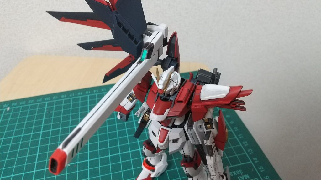 バックパックのインパルス砲です。片方が欠損したため２つの射撃に使うエネルギーを１つにまとめたという設定です。