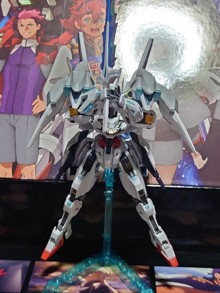 大きい剣ってロマンですよね……。エスカッシャンは肩に付けるやつを太ももに重ねてその上からジュピターヴのパーツを接着してます。マーカーの雑な塗装だけど色が揃うとやっぱり違って見えますね。