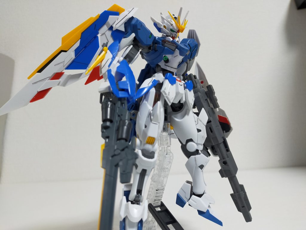 設定集……と行きたいのですが、恥ずかしながらガンダムWに対しての知識が迷言ぐらいなので、今回はポーズ集と加工点紹介になります。お目汚しする点は拙い加工のみです。やったね!今回は肩、太もも裏、頭部後頭部アンテナ、横腕部、膝、腰部アーマー、足の延長となります!腕の加工はとても好きです!頭がツンツンしすぎて折れないか不安でした。武装としてはバスターライフルを右手に、エアリアル改修型のライフルを左手に持たせています。少しだけエアリアルの方が重くなってしまったのは改良点です…