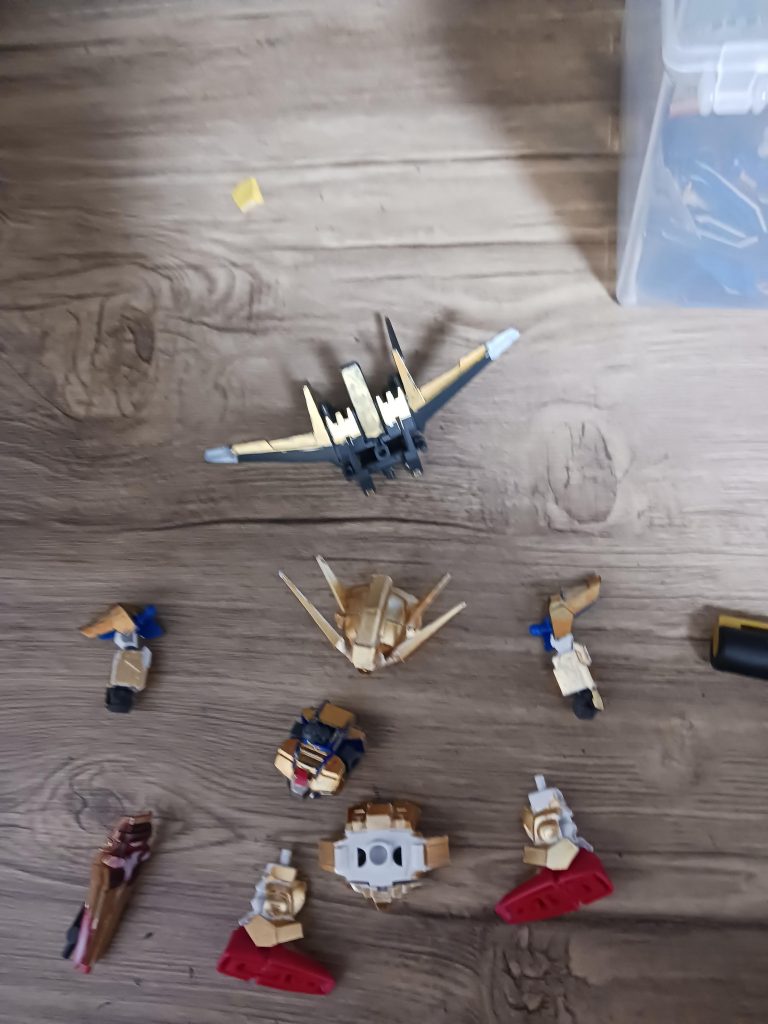 パーツ数はそこまで多くなく塗装込みで2時間半くらいですブレードアンテナの加工切断していて固定していたら時間がかかってしまいました💦。