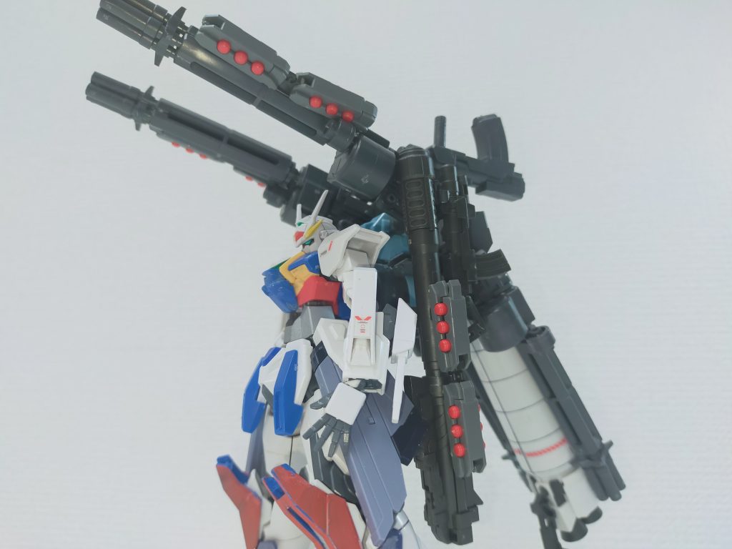 肩上から飛び出る武装にインスピレーションを受け、フルアーマーユニコーンを意識しつつ武装を盛りました!プロペラントタンクがいい味を出してると思います。一応自立もします。スタンドは必須ですね。