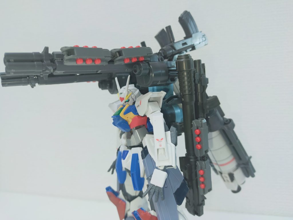 仮設定です。お目汚し失礼いたします。OOスカイ素体状態からの強化形態のひとつとして上がっていた装備形態。HWSよりもさらなる対集団戦が想定された場合の選択肢であった。プロペラントタンクを装備することで、トランザムモードをオミットした運動性能への貢献を期待された。しかし過装備となった武装による機体間接への負荷、1体1での戦闘能力の低下に操作性の悪化など、想定された強化案としてよりも不安定な機体になった本装備、形態は実戦で使われることは無かった…… ……ということにしておきます。少し筆が乗りました。