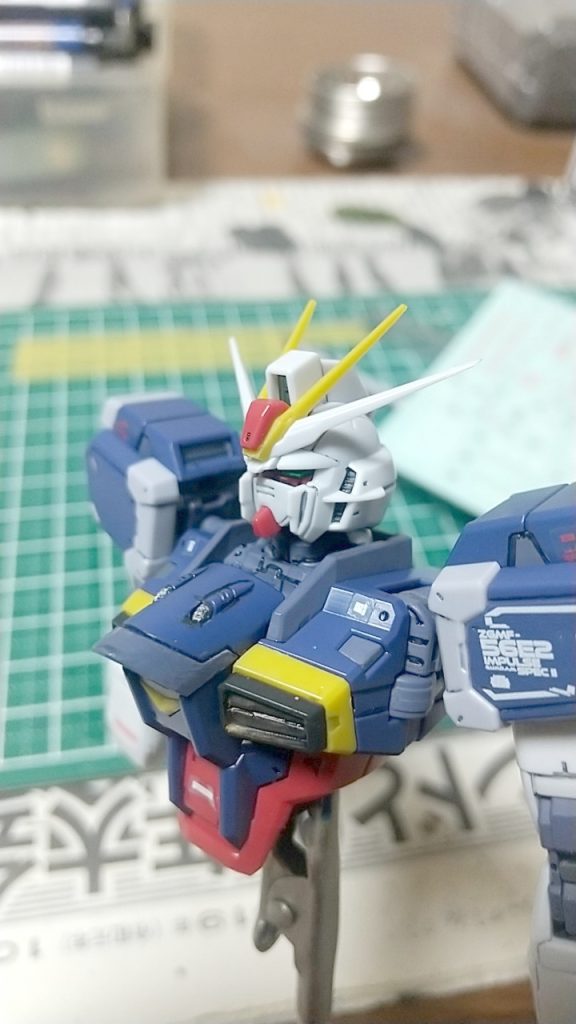 ダクトや胸の銃口等も丁寧にモノアイ等のメタリックグリーン気に入ってます