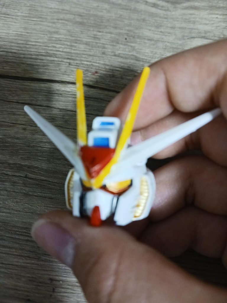 頭部パーツをシールに頼らず塗装するとかっこいいですね!