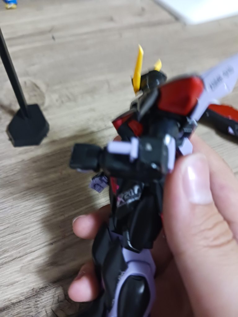 腕はあまり曲がらず90°くらい曲がります