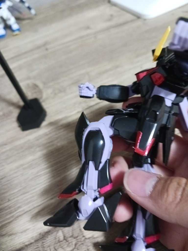 足は100°くらいですかね〜でもこちらもあまり曲がりませんけど構造もシンプルなのでしょうがないかなって思います