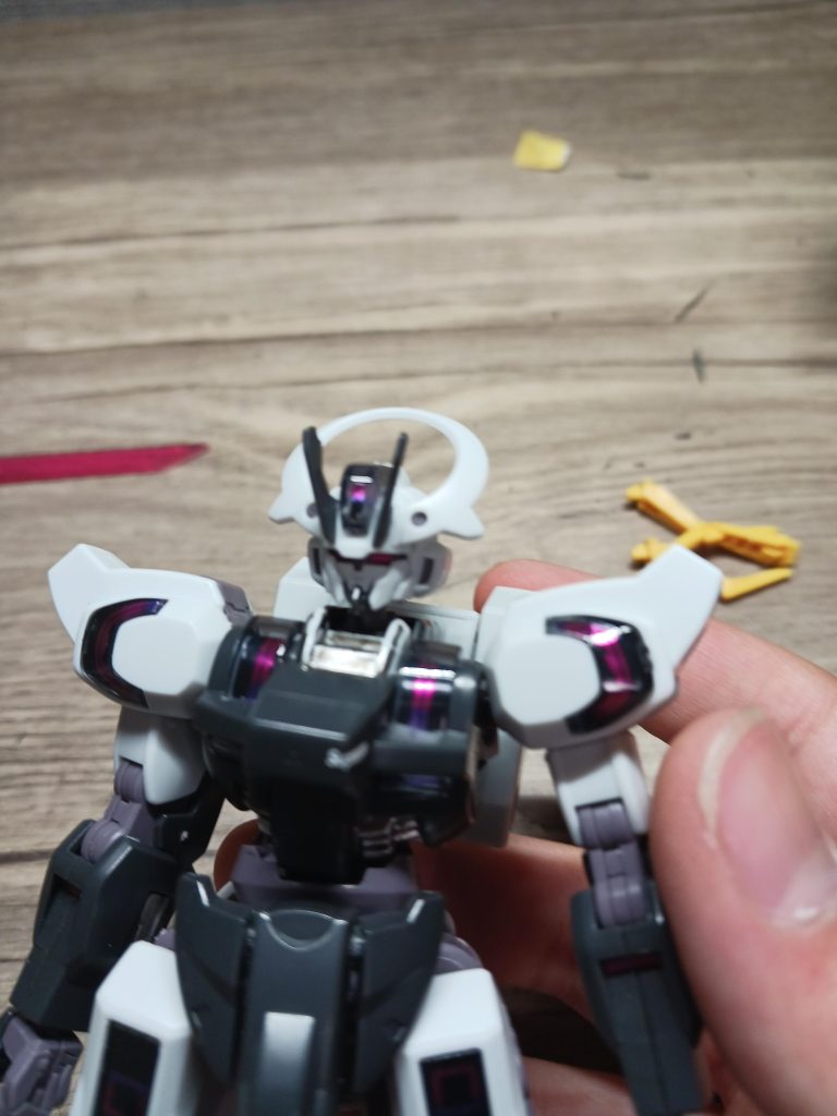 顔のスミ入れと胴体のホワイト部をガンメタに塗装そして股関節の可動追加などをしました。