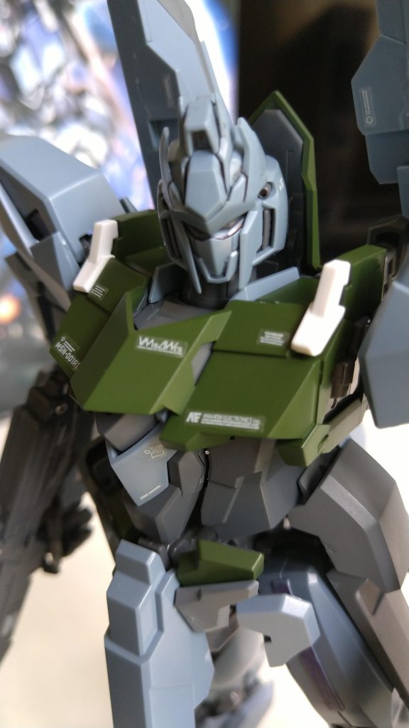 キット付属のガンダムデカールまだ少々震える右手では、貼るのがめっちゃ難しいです。水転写デカールがあれば、欲しいですね。