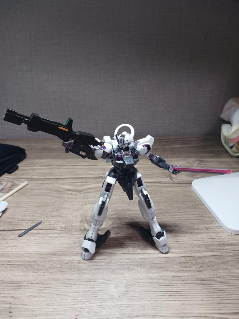 ビームソード&ビールライフル。ビームライフルはゼータガンダムのものを使用してます。