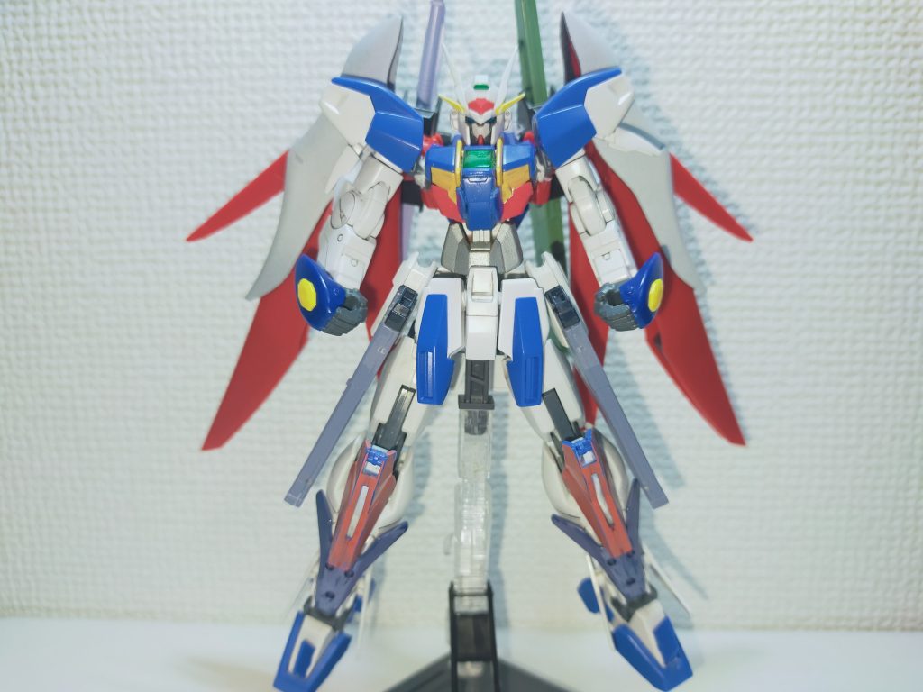 前回や1作目の頃と変わった点としては肩部、腕部、腰部（サイドスカートを除き）▶v2バスターガンダムバックパック、拳、武装▶デスティニーガンダム意外と変更部分は少ないように見えますね。しかしながら、途中足関節が折れたり肩があまりにもガバガバだったりでストレスは凄かったです。肩関節に至っては結局突貫工事で収めているので見栄えがよくありません。なんとも…… 