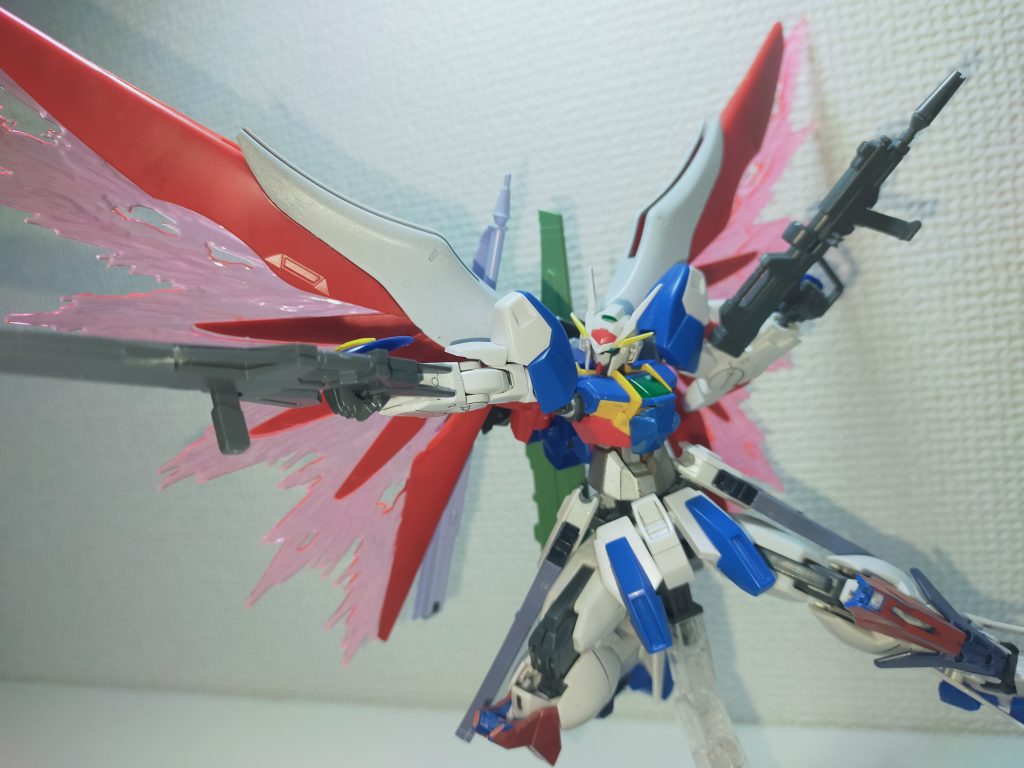 武装はダブルオースカイのものとデスティニーのものをどちらも持たせています。あわよくばビームシールドも持たせたかったですが、ジョイントの関係上泣く泣く諦めました……