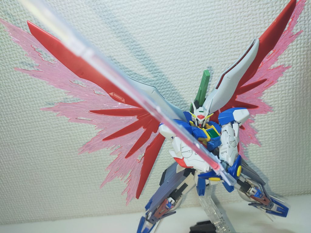 アロンダイト装備です。……アロンダイトのビームエフェクトは消え去りました。何故こんなにボロボロになって組んでいるのでしょうか。もう1個買えばいいのにね。ビームサーベルを切ってサイズ合わせて何とかそれっぽくしました。