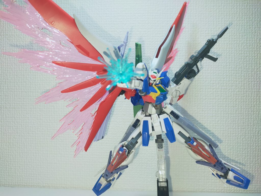 最後はパルマ出してパッケージ絵ぽく。やっぱこれが好きですね！今回は見ていただきありがとうございました！正直改造中ボロボロになりすぎて悲しくなりましたが、見た目は良くなってよかったです！コンセプトがデスティニーのダブルオースカイはやっぱり相性がいいですね！……もう一機買ったらもう1個作りたいですね。それでは次回もよろしくお願いします！ 追記、この後羽の塗装部分塗装2回目をしようとしたら途中で缶スプレーが切れ、まだら模様になってしまいました。ほんとに……何やっているんだ 