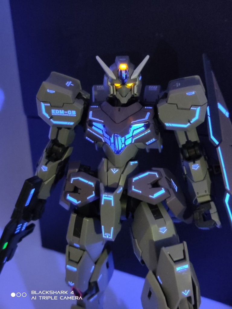 身體各處的濕貼花都在閃閃發光,和胸部的發光部位的顏色有些相似(幾乎一樣😅)。