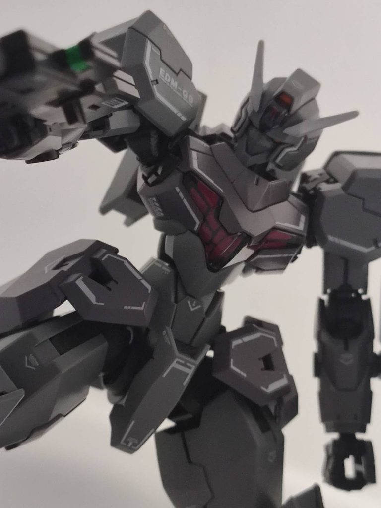 發現濕貼花和胸部及額頭的發光部位顏色太相似了,於是做出了被越權控制前的一般樣式(紅色)。