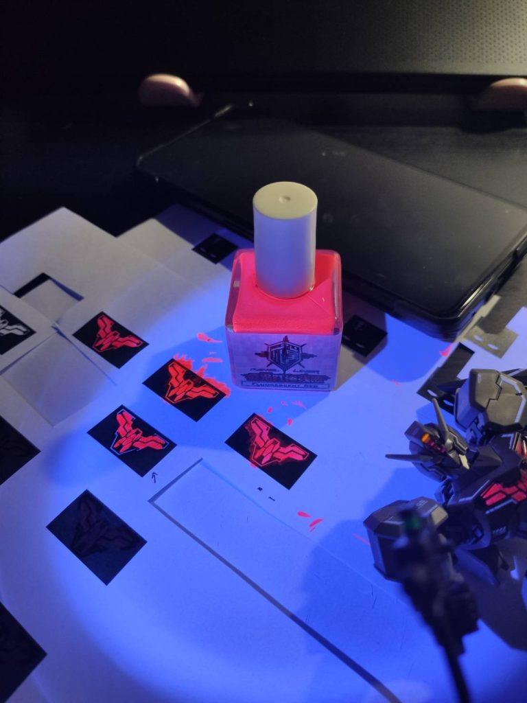 上次也有使用紅色(螢光筆),這次使用了螢光顏料,顏色更好看(比較不那麼橘),然而上色的時候想著,塗到黑色部分的話,就用麥克筆覆蓋上去好了,但手不小心摸到好幾次,染在原本紅色的地方了…於是重複了好幾次,最後小心翼翼的塗了紅色螢光漆,盡量不使用黑色麥克筆修正。