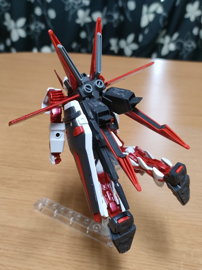 初期装備に加えてリアサイドにフライトユニット装備。左の推力可変スラスターにビームシールドとビームライフルをマウント出来るマウントラッチがあるのが特徴でさらなる追加装備も可能。