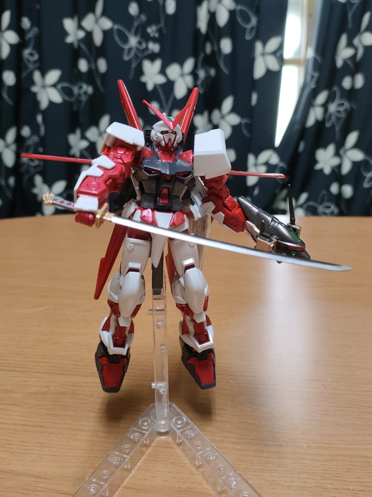 ほぼフル装備状態。フライトユニットに加え、ビームサーベル代わりに愛刀のガーベラ・ストレートに拾って改修したバクゥヘッドを装備して近接格闘に特化した高機動機と化した。ガーベラ・ストレートとバクゥヘッドの詳細は下記を参照。https://gumpla.jp/hg/1710060https://gumpla.jp/hg/1986591 