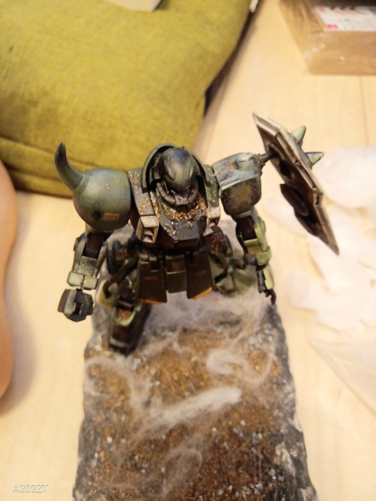 よく見るとザクの首周りにも土がついているんですよね。これはまぁオリジナル要素ですね。もともと土に倒れていて、アビスやガイアがMSを倒すと、そのときに暴れた風が出るじゃないですか…（ヘリコプターの近くにいると、ものすごい風ができるのと同じ？です）下にある綿は、突然動き出したので、土が落ちる様子を表したくて、綿をつけました