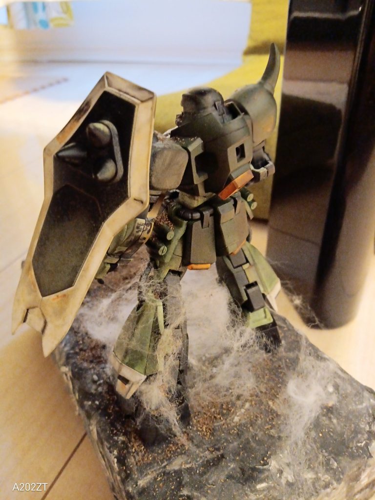 あまり後ろは見ないでください。手抜きしてあるので、（盾にもデカール貼った）ジオラマに使った材料はダイソーで買ったものだけです（MSを除いて）今は110円で、ジオラマができるんですから…便利な時代ですよね……（中1）校外学習で疲れたのでこのぐらいにしておきます！！